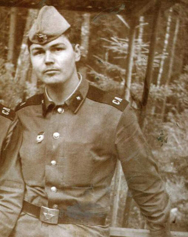 Знаменитости во время службы в армии (26 фото)