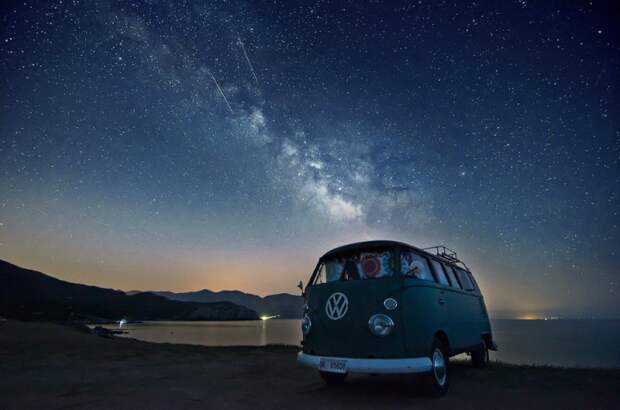Проведите ночь под звездным небом в винтажном хипповатом Volkswagen, в Сардинии.