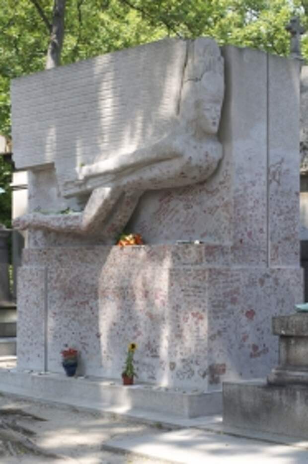 Зацелованная скульптура на могиле Оскара Уайльда в Париже. Автор фото: Aleksandr Zykov.
