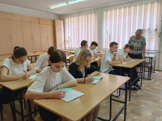 Школьники ЛНР поздравили участников СВО с Днем России письмами поддержки
