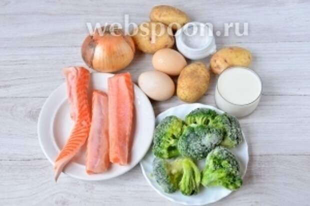 Для приготовления запеканки с форелью и брокколи нам понадобятся куриные яйца, картофель, лук репчатый, соль, сливки 20%, теша форели, брокколи.