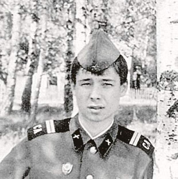 Знаменитости во время службы в армии (26 фото) Знаменитости во время службы в армии (26 фото)