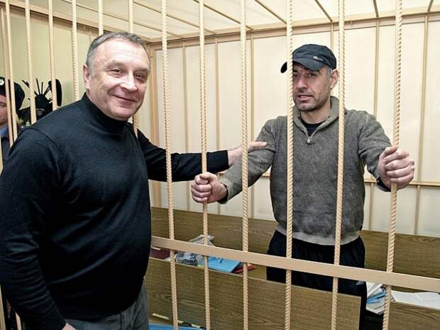 На фото: общественный защитник Владимир Филичкин и подсудимый по делу «Продкорпорации» Этимад Исмаилов.