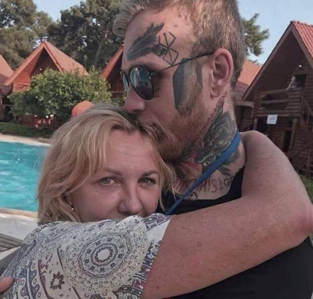 «Как жить с таким человеком?!»: что на самом деле скрывает 33-летний сын Елены Яковлевой, которого избили из-за тату