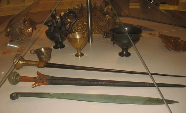 Такими были микенские мечи и сосуды