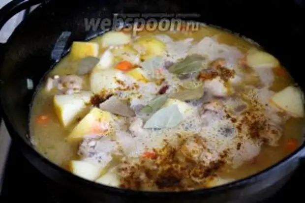 Добавить лавровый лист и куркуму.