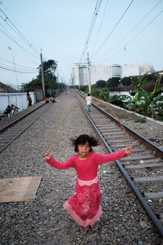 Именно так выглядит место, где могут резвиться дети бедных районов Джакарты.
