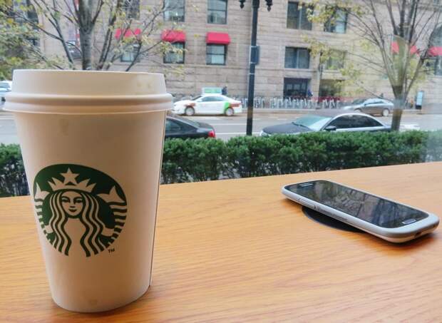 Беспроводная зарядка телефонов в кофейнях Starbucks Беспроводная зарядка телефонов в кофейнях Starbucks