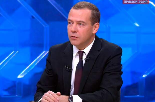 Медведев пообещал взять под свой контроль проблемы жителей Крыма