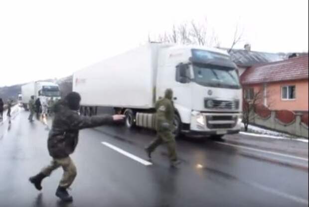 Правый сектор препятствует движению российских фур Правый сектор препятствует движению российских фур