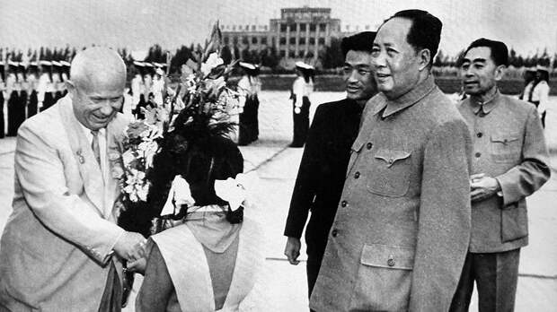Советский дипломат Андрей Дубровский: «Мао с Хрущевым не сошлись характерами. Не нравились друг другу, и все тут. Хрущева, например, чуть не выворачивало, когда Мао во время бесед пальцами вынимал из чашки распаренные чайные листы и с удовольствием их жевал. Мы знали, что Мао в узком кругу называет Хрущева идиотом. А Хрущев сначала втихую, а затем во всеуслышание называл Мао "старой калошей"»