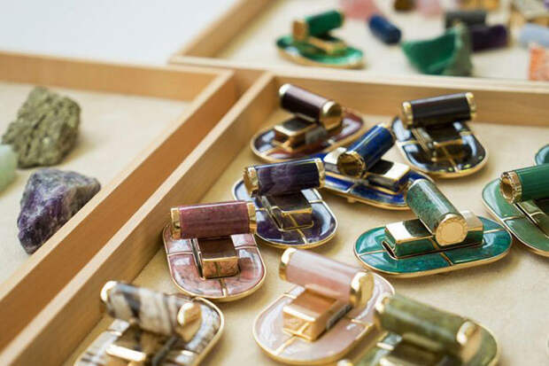Секреты мастерства: как делают стильные сумочки Bulgari