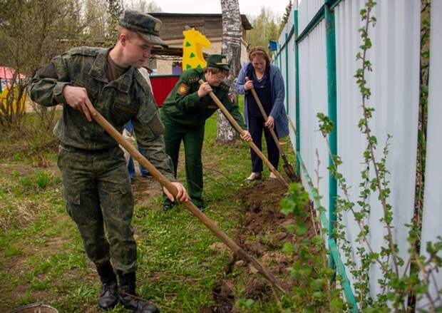 Можайск 9 мая. Арсенал 12 ГУ МО РФ Шекснинский район. В Шайковке военнослужащие посадили деревья.