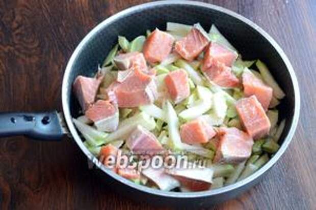 Солим по вкусу, при необходимости можно и поперчить. Добавляем немного кипячёной воды.