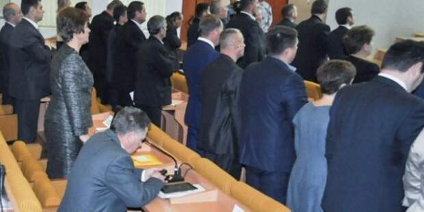 Против николаевского депутата возбудили дело за отказ встать во время гимна Украины