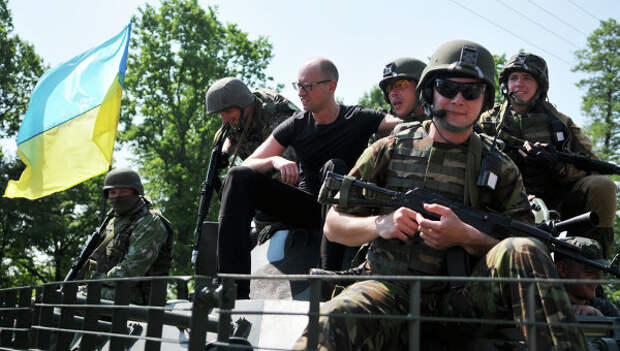 Премьер-министр Украины Арсений Яценюк фотографируется с американскими военными во время совместных учений Fearless Guardian - 2015