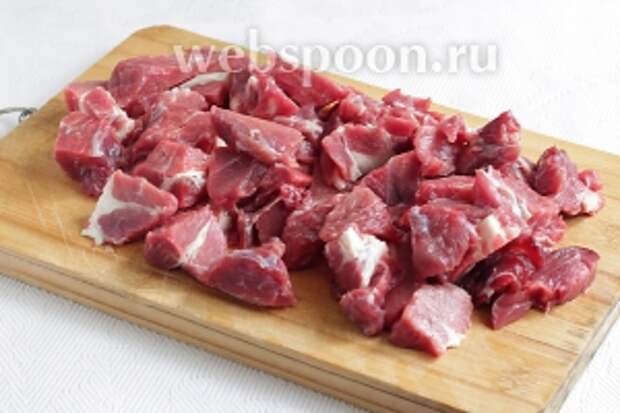 Говядину нарезать кусочками на 1-2 укуса.