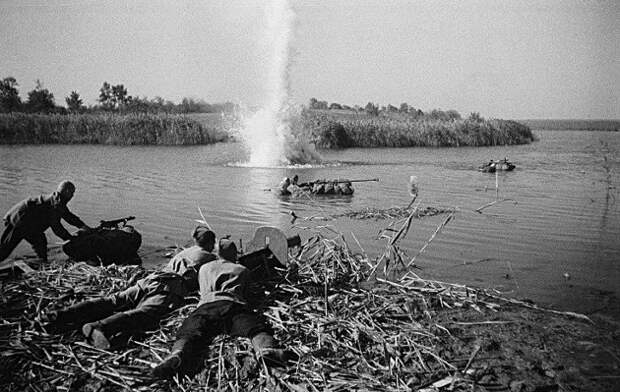 Форсирование Днепра советскими солдатами, осень 1943 года