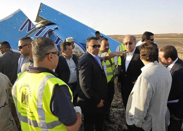 Шериф Исмаил (третий справа), наряду с военными и правительственными чиновниками, посетил место, где разбился российский пассажирский самолет Airbus A321 авиакомпании "Когалымавиа"