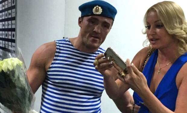 Анастасия Волочкова в откровенном платье устроила групповые селфи с чемпионами и президентом 