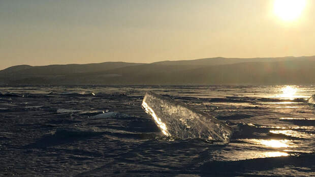 Лыжник погиб, провалившись под лед Ладожского озера