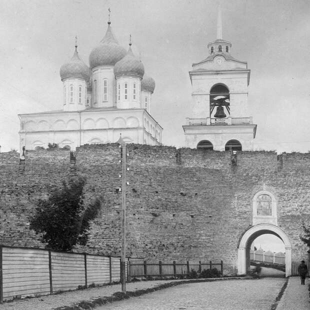 Южная стена Детинца и Великие или Темные ворота Южная стена Детинца и Великие или Темные ворота