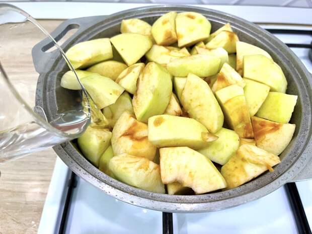 Кремообразное плотное пюре из яблок - это вкуснейший фруктовый десерт, который станет любимым с первой ложки.-4