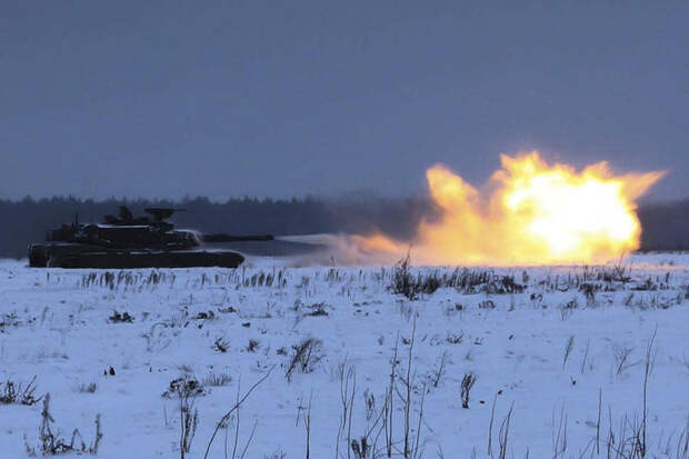 МО: крымские десантники двумя дронами уничтожили танк Abrams в Курской области