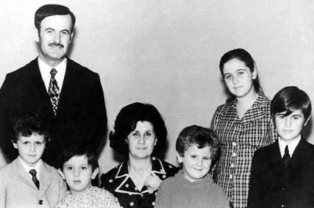 Семья Асадов. Слева направо: Хафез Асад (отец), Башар, Махер (брат), Аниса Махлуф (мать), Маджид (брат), Бушра (сестра) и Басиль (брат), 1970-е гг.