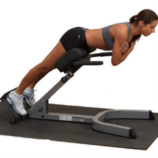 Гиперэкстензия 45 градусов техника. Гиперэкстензия при грыже. Гиперэкстензия со штангой на спине. Упражнение на поясницу гиперэкстензия. Гиперэкстензия при грыже поясничного отдела.