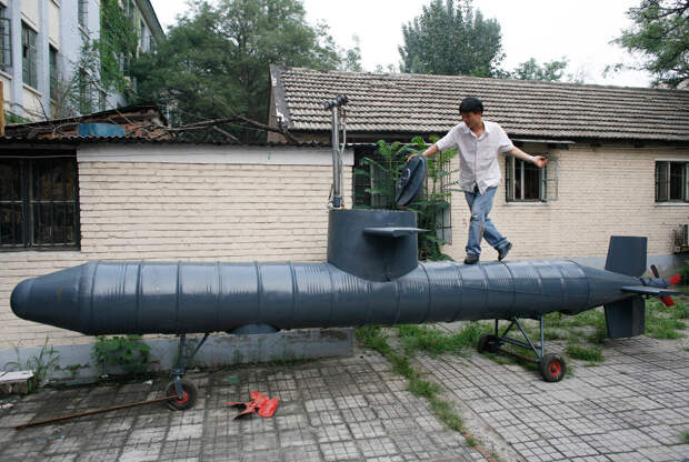 Домашняя подлодка. Пекин, 10 июля 2008. Домашняя подлодка. Пекин, 10 июля 2008. авто, изобретатель, китай, самоделка