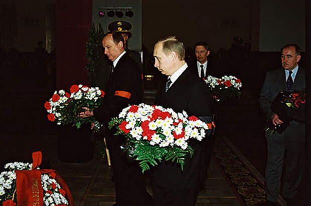 Владимир Путин и Николай Патрушев на похоронах Г. А. Угрюмова