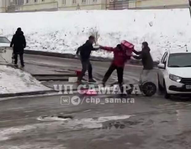 В Самаре автомобилисты напали на курьера и брызнули в лицо перцовкой