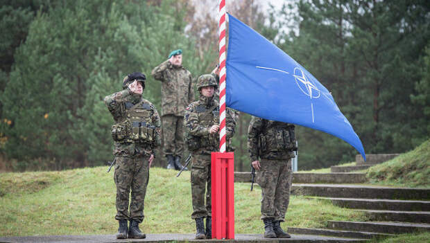 Поднятие флага НАТО. Архивное фото