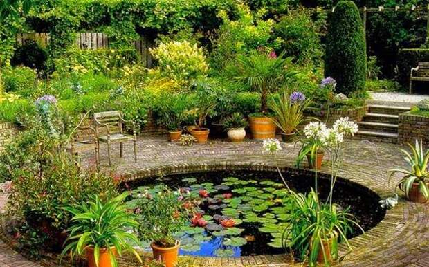 Искусственный пруд в красивом дворе на даче