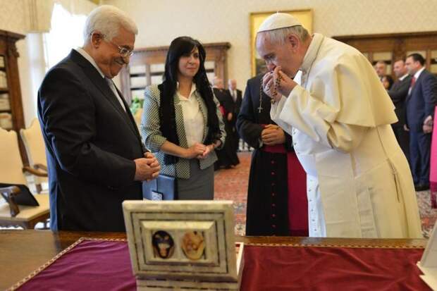 Папа Франциск назвал Абу-Мазена “человеком мира” 