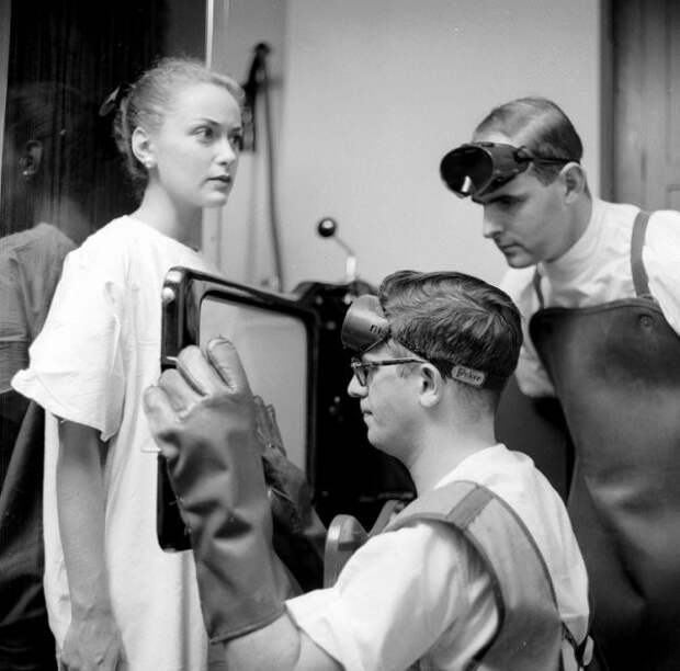 Пациентке с икотой делают рентген, Нью-Йорк, 1955 первые, ренген, фото