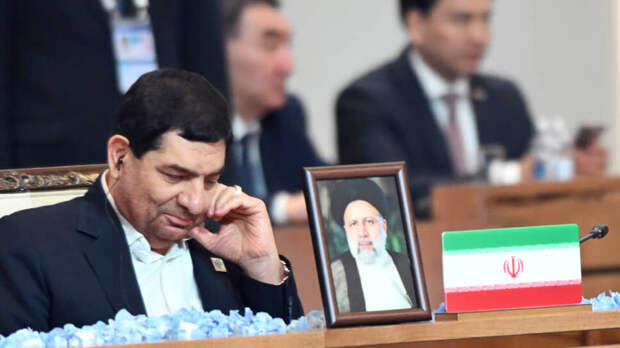 Фото: Дмитрий Азаров / Коммерсантъ📷И. о. главы Ирана Мохаммад Мохбер увековечил память о погибшем Эбрахиме Раиси даже на саммите
