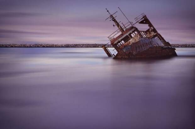 Впечатляющие фотографии севших на мель кораблей (25 фото)