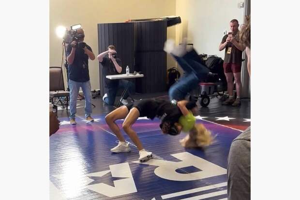 Телеведущую бросили на пол в прямом эфире