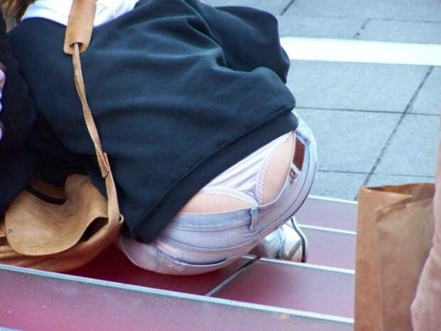 За джинсами с низкой талией трусов не удержать За джинсами с низкой талией трусов не удержать