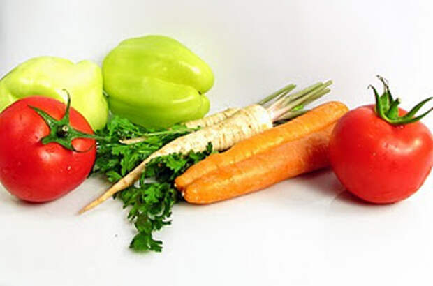 зелень, морковь, помидоры, сельдерей, зеленый перец, фото