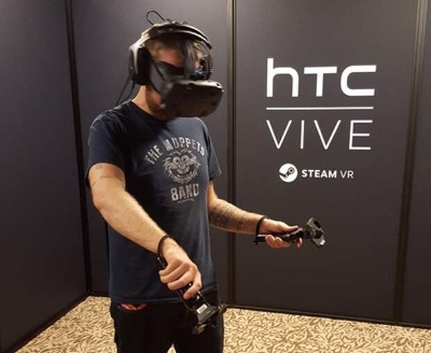 Мужик с HTC Vive