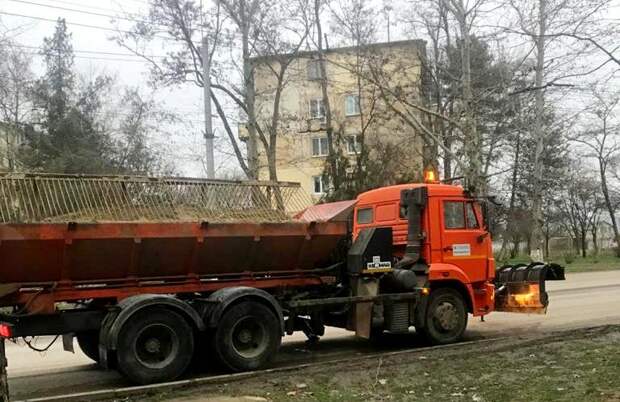 Как в Крыму коммунальщики расчищают дороги от снега