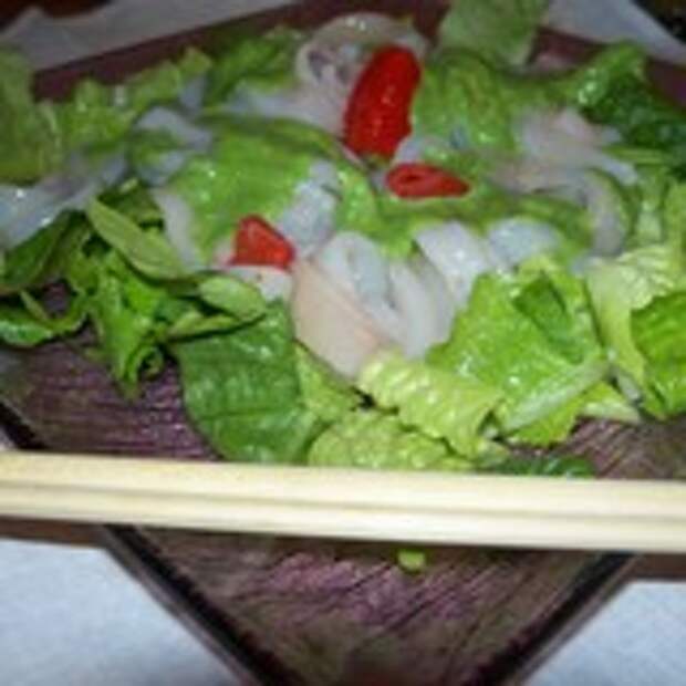 Салат  с мариноваными кальмарами и романо с заправкой из васаби
