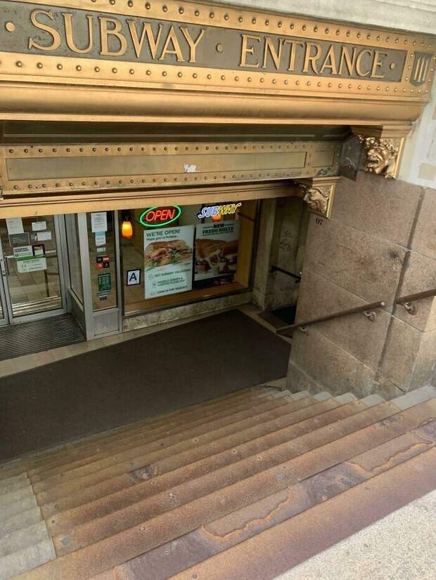 9. Старый вход в метро (англ. subway) теперь буквально вход в ресторан Subway 9. Старый вход в метро (англ. subway) теперь буквально вход в ресторан Subway