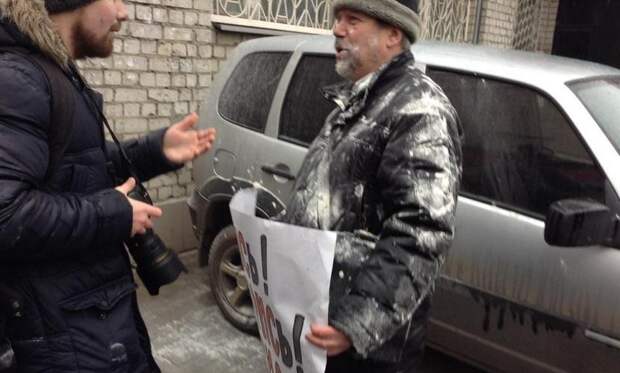 Участников воронежской акции памяти Немцова забросали мукой и облили зеленкой 
