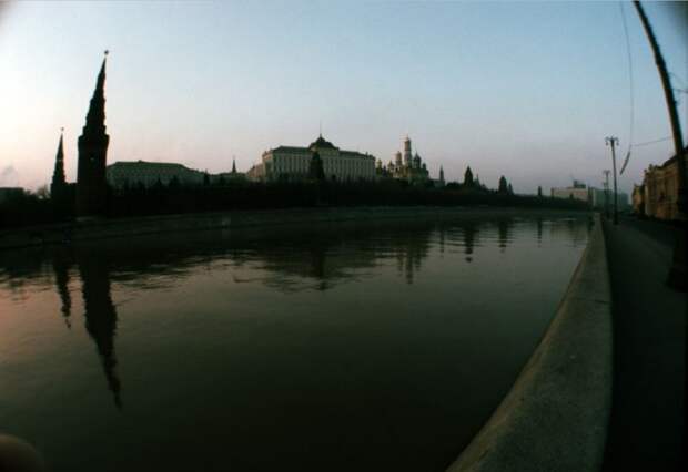 Кремль с Кремлевским дворцом, Успенским собором и Москвой-рекой на переднем плане