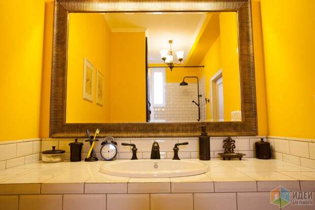 Желтая ванная, зеркало над раковиной