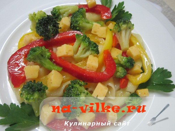 Теплый салат с пенне, брокколи и сладким перцем